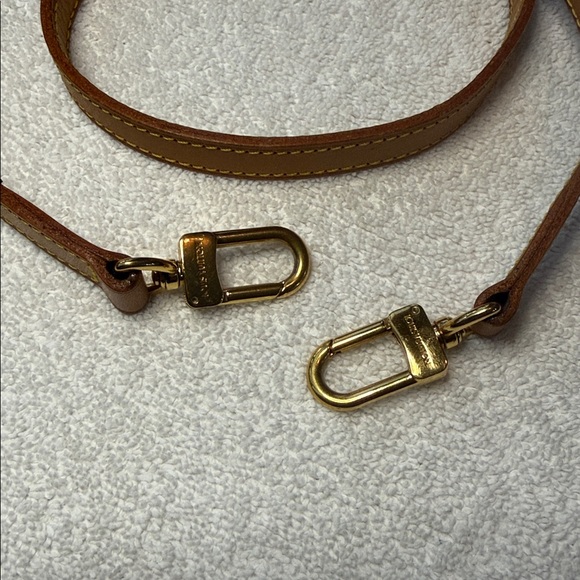 Louis Vuitton Beige Leather Crossbody Strap 
Gold Clasp with box and dust bag - Picture 5 of 14